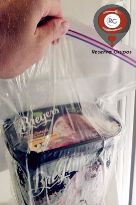 tarrina-de-helado-dentro-de-una-bolsa-de-plastico